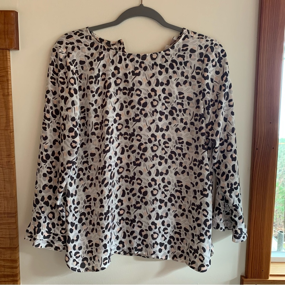 ⭐️ 3 for $20 ⭐️ LOFT leopard print ruffled 3/4 length sleeve Blouse XS